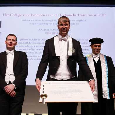 Prof. Dirk Helbing recieving the honorary PhD from TU Delft